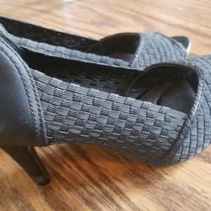 Shoes brand  Dexflex comfort. Size is 6  This item fits like a size 5  black